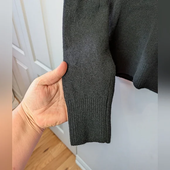 UNIQLO Black Crewneck Women Size XS 100% Wool Long Sleeve - Picture 3 of 9